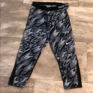 NIKE PRO WOMENS CAPRIS